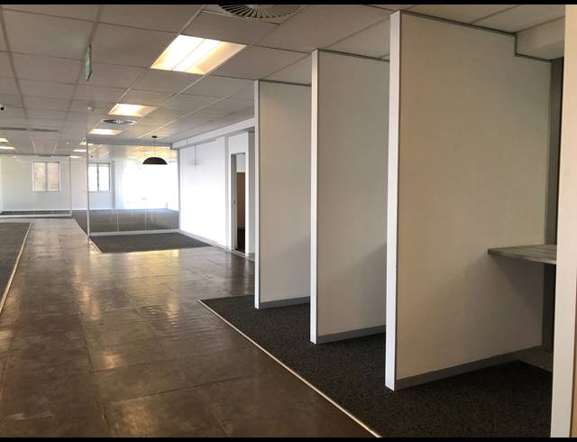 1,399M² OFFICE TO LET IN SANDHURST